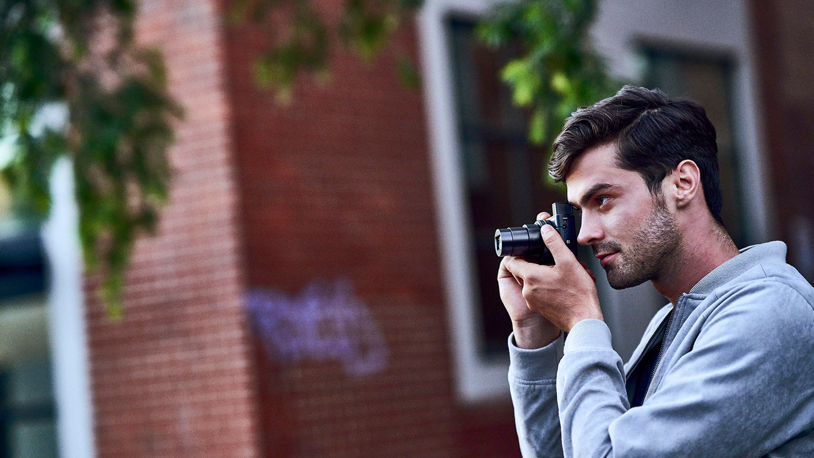 Man using Sony's RX100 Mark VI 